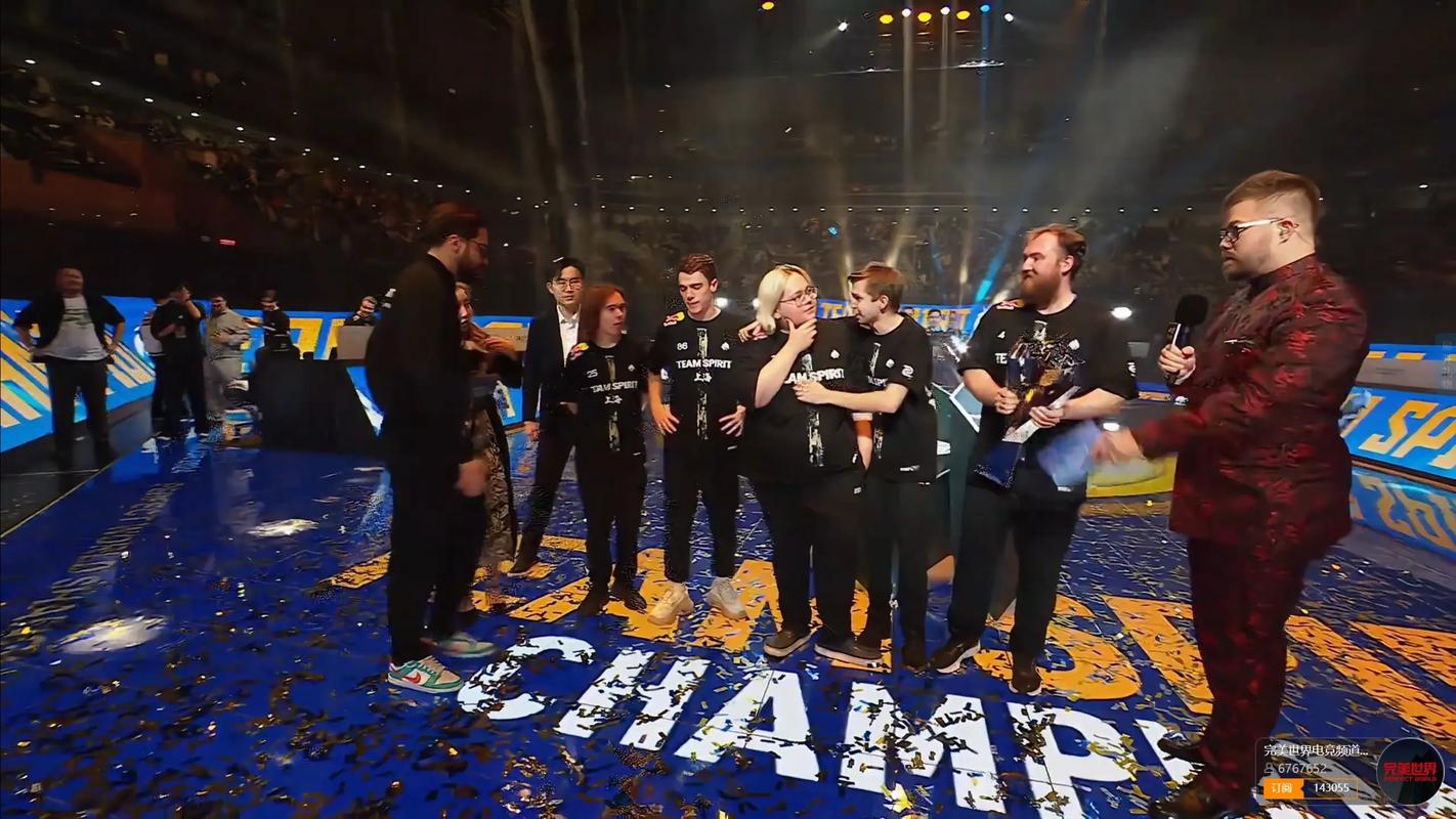 王继德分享了一张与Gugu／王多多的LPL全明星照片：“这两个人真的很帅，对吧？”