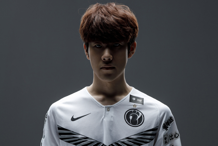 Xiaohu：当时没注意Light四杀 怕霞把他换了就直接E死了