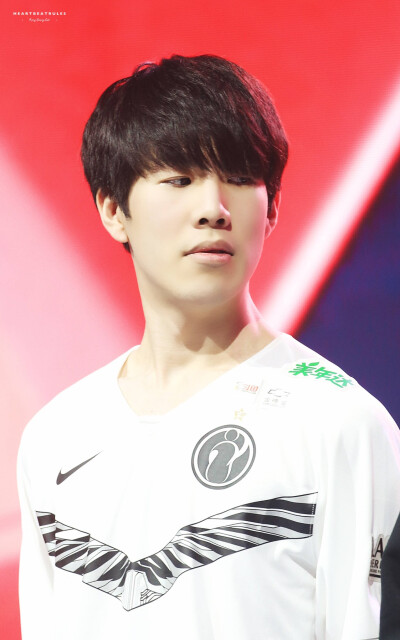 英雄联盟前职业选手无状态Cool发庆祝六一微博，疑似暗讽UZI，被粉丝怒喷